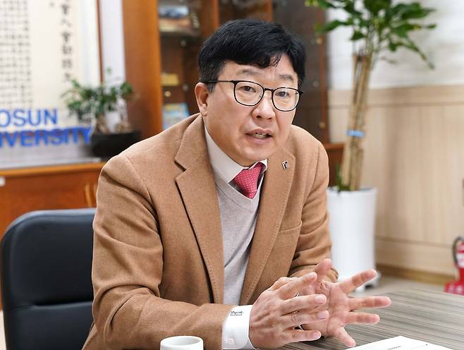 김춘성 조선대 총장이 지난 11일 광주광역시 동구 조선대 총장실에서 개교 80주년을 맞는 조선대의 교육 철학과 웰에이징 특화대학 조성을 통한 글로컬대 도약 방안을 설명하고 있다. 김 총장은 “학사구조 개편과 대학 경영혁신, AI 특화교육을 통해 시민 7만2000명이 세운 민립대의 공적 역할을 충실히 수행하겠다”고 밝혔다.[사진 조선대]