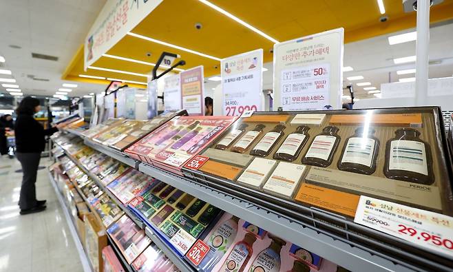 건강기능식품은 명절 선물로 인기가 많다. 한 마트에서 시민이 진열된 설 선물세트를 살펴보고 있다. 사진 뉴시스