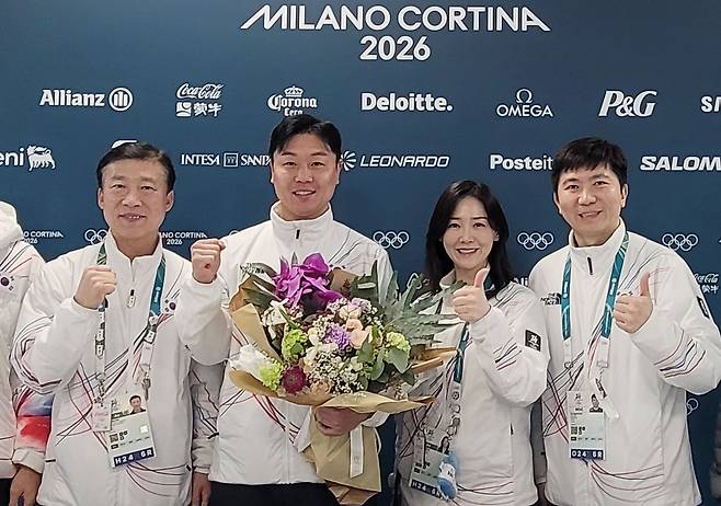 원윤종의 IOC 선수위원 당선 직후 함께 포즈를 취한 한국 체육계 관계자들. 왼쪽부터 김택수 선수촌장, 원윤종 당선인, 이수경 선수단장, 유승민 대한체육회장. 사진 대한체육회