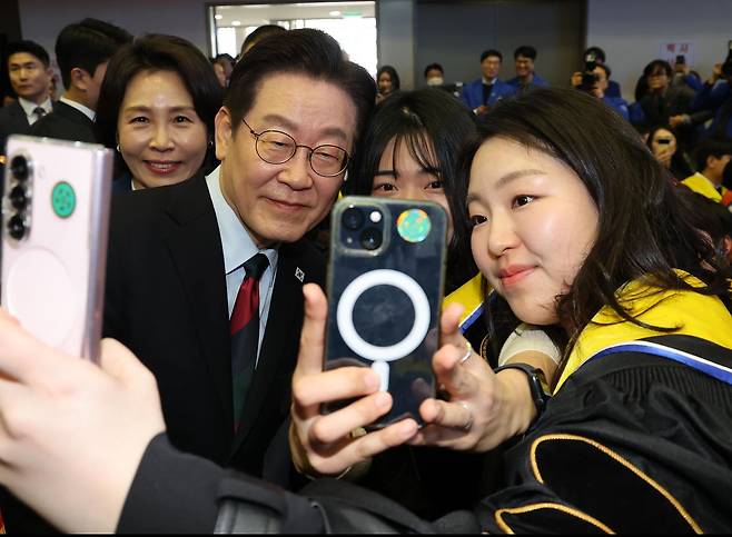 이재명 대통령과 김혜경 여사가 20일 대전 유성구 한국과학기술원(KAIST)에서 열린 학위수여식에서 졸업생들과 기념촬영을 하고 있다. 연합뉴스