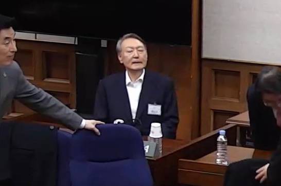 ▲ 윤석열 전 대통령이 19일 서초구 서울중앙지방법원에서 열린 12·3 비상계엄 관련 내란 우두머리 혐의 1심 선고공판에 출석하고 있다. 이날 서울중앙지법 형사합의25부(지귀연 부장판사)는 윤 전 대통령에게 무기징역을 선고했다. 서울중앙지법 제공