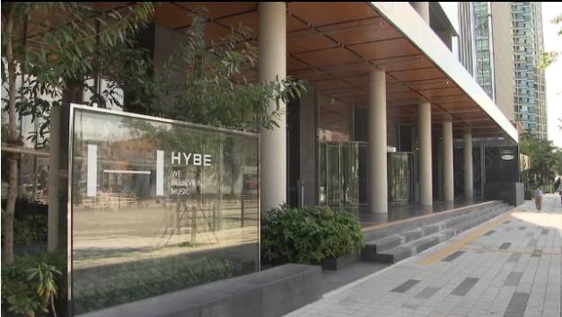 출처: KBS 뉴스 민희진, 풋옵션 소송 1심 승소…“하이브 256억 지급해야”