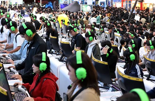 지난해 부산 벡스코 제1전시장에서 열린 국내 최대 게임전시회 '지스타 2025'에서 관람객들이 신작 게임을 즐기고 있다.뉴스1