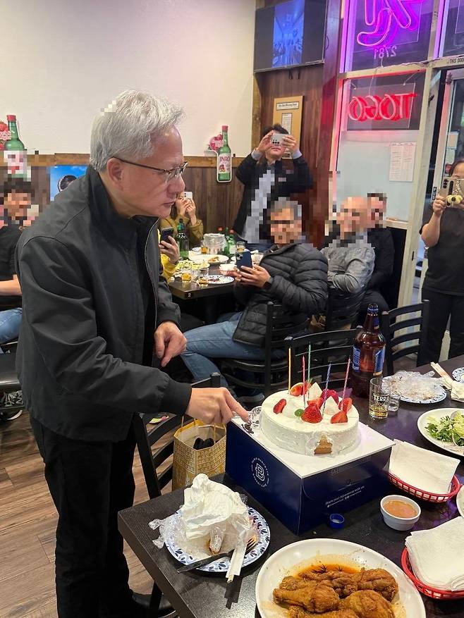 지난 14일(현지시간) 미국 샌타클래라의 ‘99치킨’에서 SK하이닉스와 엔비디아 고대역폭메모리(HBM) 엔지니어들과 ‘소맥 파티’를 하던 중 파리바게뜨 케이크로 황 CEO의 생일을 축하하는 모습. /사진=독자 제공