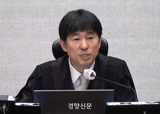 서울중앙지법 형사합의25부 지귀연 부장판사가 19일 서초구 서울중앙지방법원에서 열린 윤석열 전 대통령의 내란 우두머리 혐의 1심 선고공판에서 주문을 낭독하고 있다. 서울중앙지법 제공