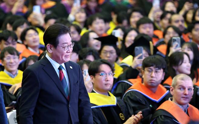 이재명 대통령이 20일 대전 유성구 카이스트(KAIST)에서 열린 학위수여식에 입장하고 있다. 연합뉴스