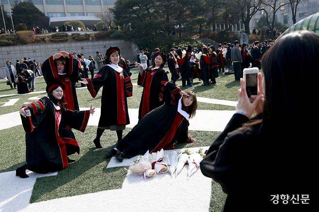 2025학년도 전기 학위수여식이 열린 20일 서울 서강대학교에서 졸업생들이 기념촬영을 하고 있다. 문재원 기자