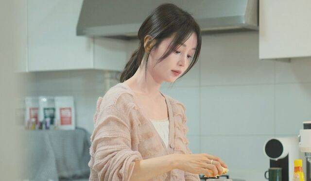 남규리가 산책하고, 혼자 밥을 먹고, 요리하는 장면이 각각 담긴 유튜브 채널 ‘귤멍’ 속 영상들(위 사진부터). 유튜브 캡처