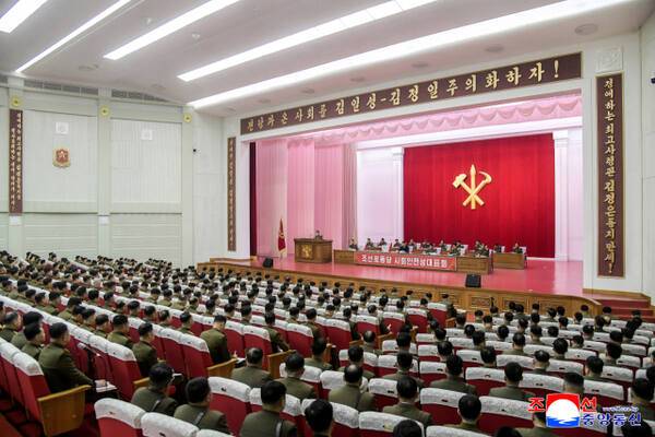 북한은 지난달 28일부터 이달 6일까지 각 도(직할시)당과 내각, 조선인민군, 사회안전성, 철도성 당위원회를 비롯한 당조직 대표회를 열고 당대회에 보낼 대표자를 선출하고 방청자를 추천했다고 조선중앙통신이 8일 보도했다.