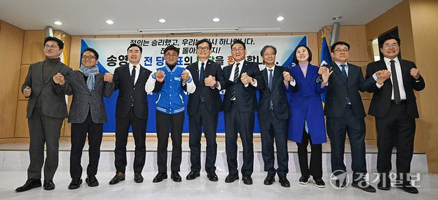 20일 더불어민주당 인천시당에서 송영길 전 당 대표(가운데)와 인천지역 국회의원, 원외 지역위원장이 기념촬영하고 있다. (왼쪽부터) 조택상 중·강화·옹진군 지역위원장, 박선원 의원(부평을), 윤관석 전 의원, 고남석 시당위원장, 김교흥 의원(서구갑), 유동수 의원(계양갑), 남영희 동·미추홀구을 지역위원장, 허종식 의원(동·미추홀갑), 박찬대 의원(연수갑). 조병석기자