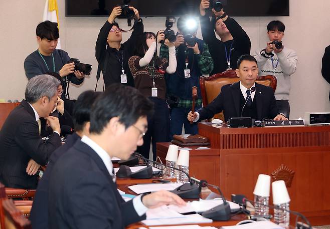 국회 법제사법위원회 김용민 법안심사제1소위위원장이 20일 국회에서 사면법 개정안 심사를 위한 소위 개의를 알리고 있다. [사진출처=연합뉴스]