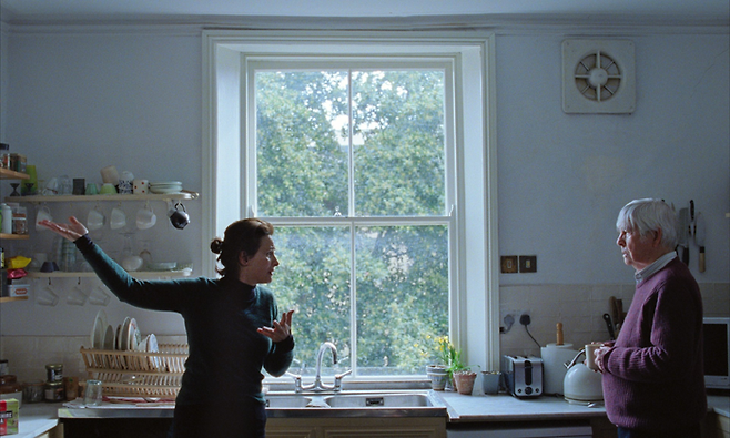 아만다와 마틴의 논쟁이 이 영화의 중심을 이룹니다. 마틴은 레슬리의 동의에 따른 사랑의 행위였다고 주장하고, 아만다는 명백한 성폭행이라고 반박합니다. [베를린영화제 홈페이지]