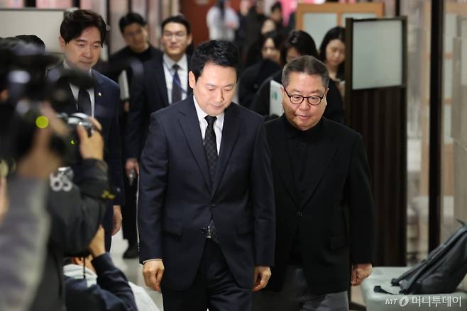 (서울=뉴스1) 신웅수 기자 = 장동혁 국민의힘 대표가 20일 서울 여의도 국회에서 윤석열 전 대통령 1심 선고에 대한 입장을 발표하는 기자회견을 하기위해 회견장에 들어서고 있다. 2026.2.20/뉴스1  Copyright (C) 뉴스1. All rights reserved. 무단 전재 및 재배포,  AI학습 이용 금지. /사진=(서울=뉴스1) 신웅수 기자