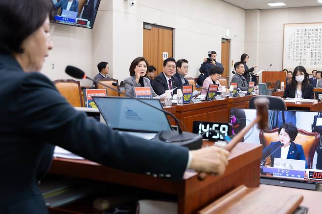 더불어민주당이 2월 임시국회 내 '사법개혁 3법' 처리를 예고한 가운데 그 중 하나인 '법왜곡죄'(형법 일부개정법안)를 둘러싼 논란이 가열되고 있다. 사진은 지난 11일 서울 여의도 국회에서 열린 제432회국회(임시회) 법제사법위원회 제2차 전체회의에서 추미애 위원장이 의사봉을 두드리고 있는 모습. /사진=뉴스1