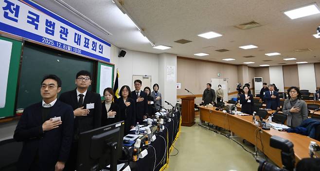 법조계에선 법왜곡죄의 범죄 요건이 지나치게 포괄적이어서 제도가 시행되는 초기에는 정치적 외풍이나 여론에 따라 법 해석이 크게 널뛰기할 위험이 있다고 우려한다. 사진은 8일 오전 경기 고양시 사법연수원에서 열린 2025년 하반기 전국법관대표회의 정기회의에서 참석자들이 국기에 경례하고 있는 모습. /사진=뉴스1