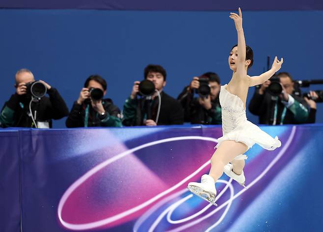 20일(한국시간) 이탈리아 밀라노 아이스스케이팅 아레나에서 열린 2026 밀라노-코르티나담페초 동계올림픽 여자 싱글 프리 스케이팅의 신지아가 날아 오른 모습. [연합]