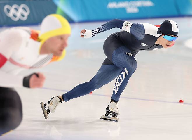 20일(한국시간) 이탈리아 밀라노 스피드스케이팅 스타디움에서 열린 2026 밀라노·코르티나담페초 동계올림픽 스피드스케이팅 남자 1500m에 출전한 정재원이 경기를 펼치고 있다. [연합]
