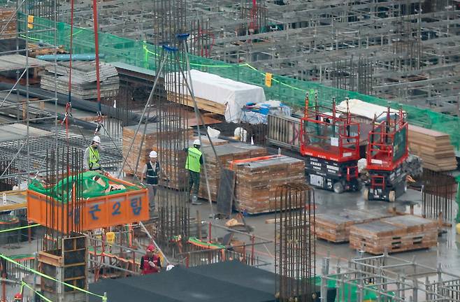 건설경기가 침체되면서 건설자재, 가구, 인테리어, 도료 등 업계가 직격탄을 맞고 있다. 사진은 한 공사 현장 모습.  [헤럴드DB]