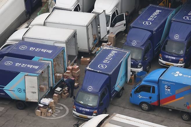 서울 시내 한 택배 센터의 모습. [연합]