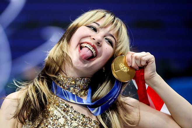 미국의 앨리사 리우가 20일 밀라노 아이스 스케이팅 아레나에서 열린 2026 동계올림픽 피겨스케이팅 여자  싱글에서 우승한 뒤 시상대에서 코믹한 표정을 짓고 있다. [타스]