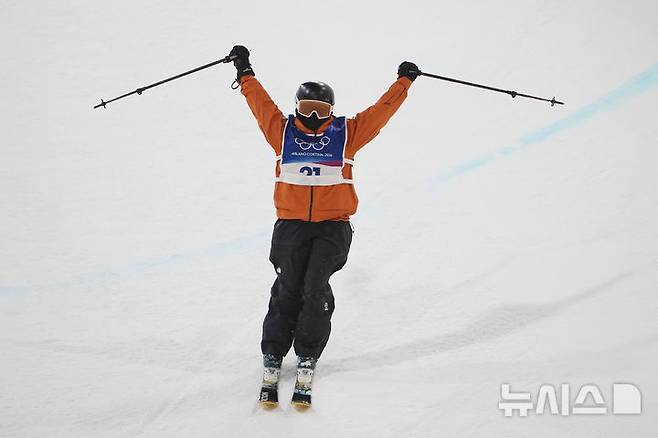 [리비뇨=AP/뉴시스] 이소영이 20일(한국 시간) 이탈리아 리비뇨 스노파크에서 열린 2026 밀라노·코르티나담페초 동계올림픽 프리스타일 스키 여자 프리스키 하프파이프 예선 경기를 마친 뒤 양팔을 들어올리고 있다. 2026.02.20.