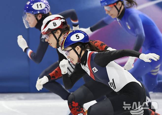 [밀라노=뉴시스] 김근수 기자 = 쇼트트랙 최민정이 18일(현지 시간) 이탈리아 밀라노 아이스스케이팅 아레나에서 열린 2026 밀라노·코르티나 담페초 동계올림픽 여자 쇼트트랙 3000m 계주 결승에서 스타트를 하고 있다. 2026.02.19. ks@newsis.com