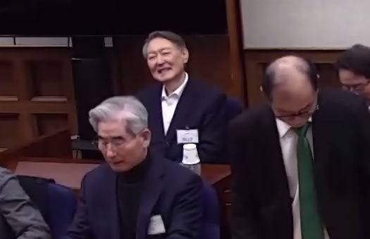 [서울=뉴시스] 윤석열(왼쪽 위) 전 대통령이 19일 서울 서초구 서울중앙지방법원에서 열린 내란 우두머리 혐의 사건 1심 선고기일에서 변호인과 대화하며 잠시 미소짓고 있다. 법원은 내란 우두머리 혐의로 기소된 윤 전 대통령에게 무기징역을 선고했다. (사진= 서울중앙지법 제공) 2026.02.19. photo@newsis.com *재판매 및 DB 금지