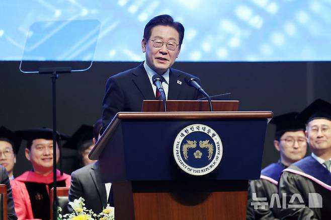 [대전=뉴시스] 최동준 기자 = 이재명 대통령이 20일 대전 유성구 카이스트(KAIST)에서 열린 학위수여식에서 축사하고 있다. (청와대통신사진기자단) 2026.02.20. photocdj@newsis.com