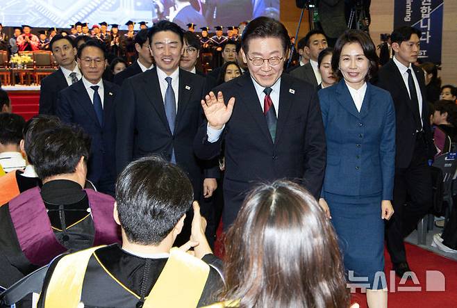 [대전=뉴시스] 최동준 기자 = 이재명 대통령과 김혜경 여사가 20일 대전 유성구 카이스트(KAIST)에서 열린 학위수여식에 참석한 뒤 이동하며 졸업생들과 인사하고 있다. (청와대통신사진기자단) 2026.02.20. photocdj@newsis.com