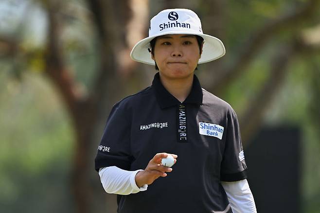 [파타야=AP/뉴시스] 이소미가 19일(현지 시간) 태국 파타야 시암 컨트리클럽에서 열린 미국여자프로골프(LPGA) 투어 혼다 타일랜드 첫날 14번 그린에서 버디 퍼트를 마친 뒤 공을 들고 있다. 이소미는 6언더파 66타로 첫날을 마쳤다. 2026.02.19.