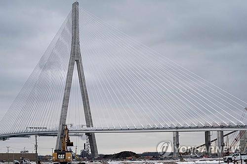 미국-캐나다간 다리인 고디 하우 국제대교 [AFP=연합뉴스 제공]