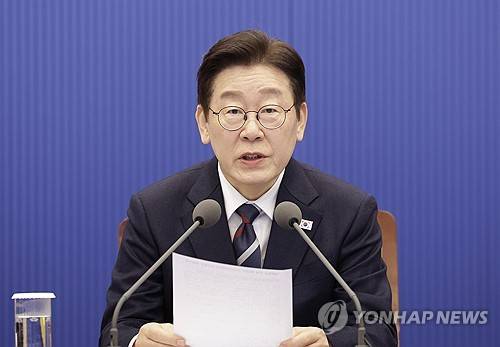 수석보좌관회의 발언하는 이재명 대통령 (서울=연합뉴스) 한상균 기자 = 이재명 대통령이 19일 청와대에서 열린 수석보좌관회의에서 발언하고 있다. 2026.2.19 xyz@yna.co.kr