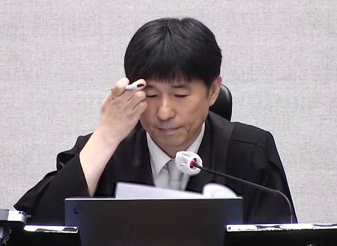 서울중앙지법 형사합의25부 지귀연 부장판사가 19일 서초구 서울중앙지방법원에서 열린 12·3 비상계엄 관련 윤석열 전 대통령의 내란 우두머리 혐의 1심 판결 선고 주문을 낭독하고 있다. 서울중앙지법 제공