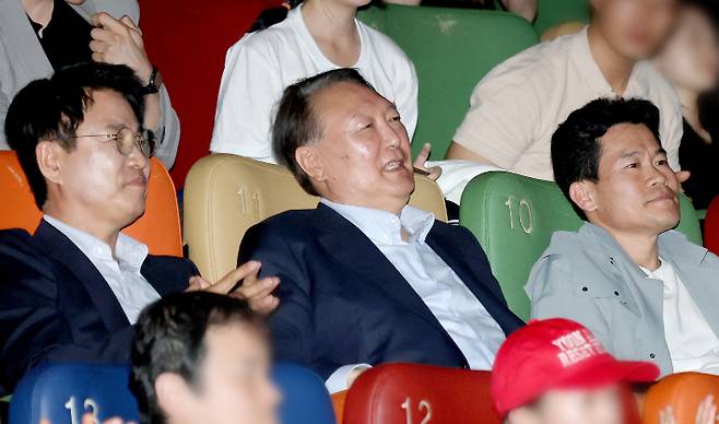 윤석열 전 대통령이 지난해 5월 21일 서울 메가박스 동대문에서 영화 '부정선거, 신의 작품인가'를 관람하고 있다. 왼쪽부터 이영돈 PD, 윤 전 대통령, 전한길 전 한국사 강사. 연합뉴스