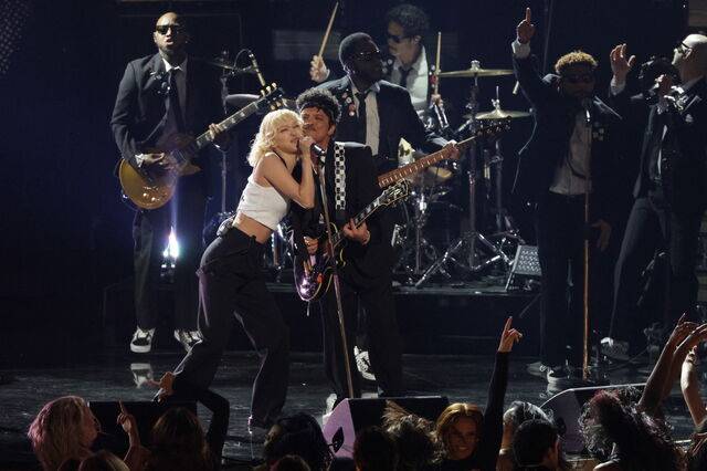 그래미 어워즈에서 공연하는 로제(왼쪽). EPA=연합뉴스