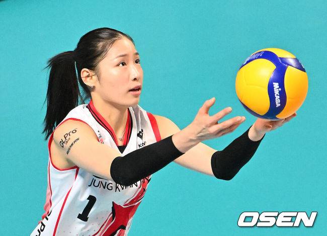 [OSEN=장충, 지형준 기자] 20일 오후 서울 장충체육관에서 프로배구 진에어 2025~26 V리그 GS칼텍스와 정관장의 경기가 열렸다.GS칼텍스는 5위(10승 12패, 승점 30), 정관장은 최하위(6승 17패, 승점 18)을 기록중이다.1세트 정관장 인쿠시가 서브를 하고 있다. 2026.01.20 / jpnews@osen.co.kr