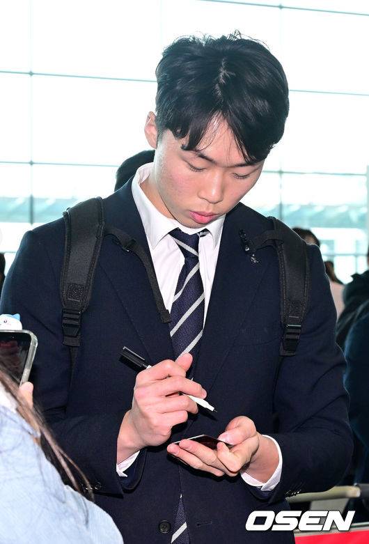 [OSEN=인천공항, 최규한 기자] 프로야구 삼성 라이온즈가 2026 시즌을 준비하기 위해 23일 오후 인천공항을 통해 괌으로 출국했다.삼성은 지난해에 이어 괌에서 1차 스프링캠프를 치른 뒤 일본 오키나와로 건너가 2차 캠프를 진행할 계획이다.삼성 이호범이 출국을 앞두고 팬들과의 만남을 갖고 있다. 2026.01.23 / dreamer@osen.co.kr