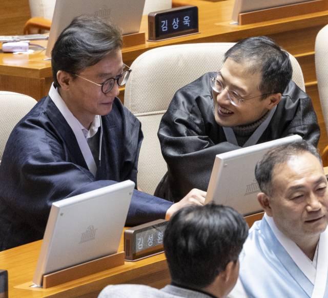 ▲더불어민주당 전재수 의원(왼쪽)과 김상욱 의원이 지난 12일 국회에서 2월 임시국회 본회의에 참석해 대화하고 있다. 전 의원은 부산시장, 김 의원은 울산시장 후보군으로 거론된다. ⓒ연합뉴스