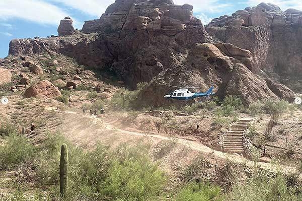 미국 애리조나주의 캐믈백마운틴에서 소방서 헬기가 출동해 조난자를 구조하고 있다. 사진 피닉스소방서.