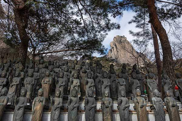 천축사 불상과 선인봉.