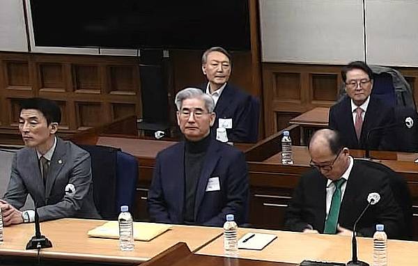 윤석열 전 대통령이 19일 서울 서초구 서울중앙지방법원에서 열린 12·3 비상계엄 관련 내란 우두머리 혐의 사건 1심 선고공판에 출석해 자리에 앉아 있다. 서울중앙지방법원 제공