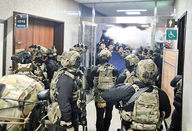 지난 2024년 12월 3일 비상계엄령 발표 직후 서울 여의도 국회 본청으로 군 병력이 진입해 본회의장으로 향하자 보좌진들이 소화기를 뿌리고 있다. 세계일보 자료사진