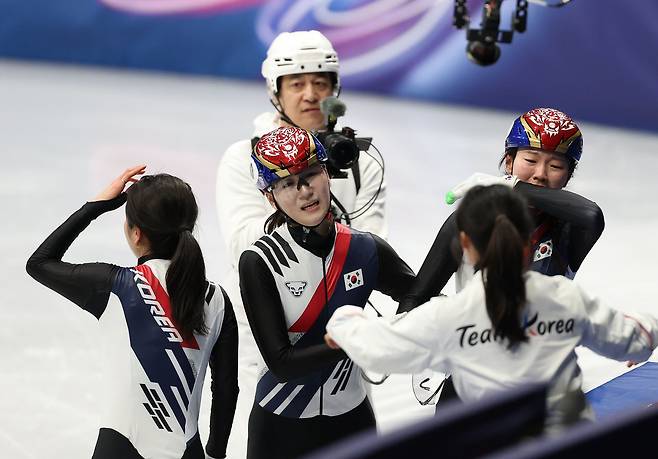 18일(현지시간) 이탈리아 밀라노 아이스스케이팅 아레나에서 열린 2026 밀라노-코르티나담페초 동계올림픽 쇼트트랙 여자 3000m 계주에서 금메달을 따낸 한국대표팀 심석희와 노도희가 눈물을 흘리고 있다. 밀라노=연합