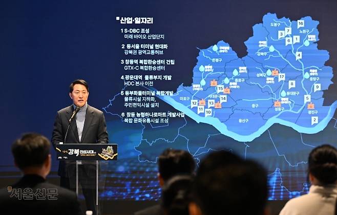 오세훈 서울시장이 19일 서울시청 서울갤러리에서 열린 ‘다시 강북전성시대 2.0’ 기자설명회에서 발언하고 있다. 오 시장은 “강남·북 균형발전 화두는 1기(2006년~) 시정 때부터 서울시장으로서 천착해 왔던 것”이라면서 ‘6월 지방선거를 의식한 행보’라는 더불어민주당 주장에 대해 “무리스러운 비판”이라고 잘라 말했다. 도준석 전문기자