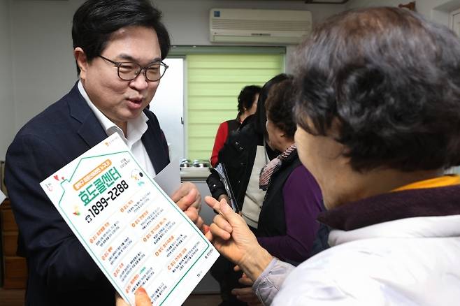 1899-2288… 무엇이든 필요하면 콜콜콜 - 박일하(왼쪽) 서울 동작구청장이 2025년 4월 사당동 경로당을 방문해 어르신들에게 효도콜센터를 안내하고 있다. 동작구 제공
