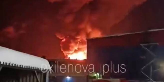 지난 19일 우크라이나의 드론 공격으로 불타는 벨리키예 루키 정유시설. 소셜미디어 캡처