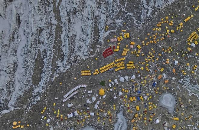 위에서 본 에베레스트 베이스캠프 모습. AP 연합뉴스 자료사진