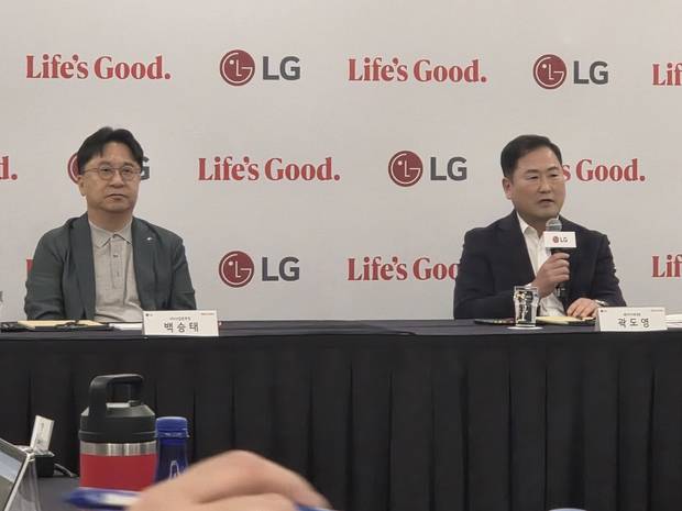 LG전자의 백승태(왼쪽) HS사업본부장 부사장과 곽도영 북미지역대표 부사장이 지난 17일(현지 시간) 미국 플로리다주 올랜도의 오렌지카운티 컨벤션센터에서 열린 특파원 간담회에서 북미 지역 주방가전 B2B 사업에 대해 설명하고 있다. 올랜도=윤경환 특파원