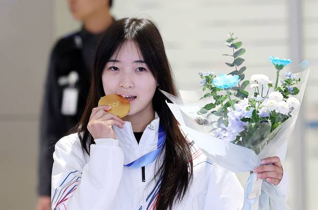 2026 밀라노·코르티나담페초 동계올림픽 스노보드 여자 하프파이프에서 금메달을 차지한 최가온이 16일 인천공항2터미널을 통해 귀국해 포즈를 취하고 있다. 뉴스1