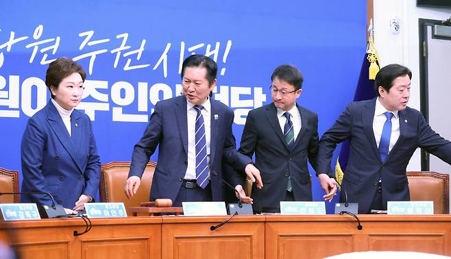2월 11일 정청래 더불어민주당 대표(왼쪽 두번째)가 최고위원회의에 앞서 당 지도부 인사들과 손을 잡고 있다. 동아DB